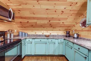 Hot Tub Haven 10 Mi to Hocking Hills State Park! - Interior