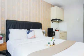 Homey And Minimalist Studio Room At Apartment Sentul Tower - Zimmer