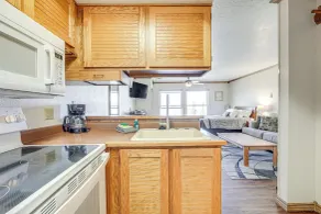 Rustic Ski-Out Brian Head Condo w/ Comm. Pool - Interiör