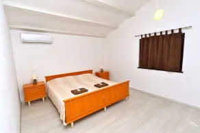 House 682 - Room