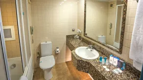 Feronya Hotel - Baño