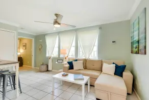 1 Block to Beach: Galveston Coastal Cottage - Intérieur