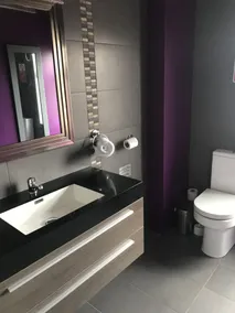 Bennetts Hotel - Bathroom