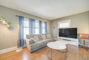 2 Mi to Zoo: Charming Apt w/ Balcony in Cleveland - Interiör