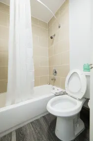 Studio 6 Baytown, Tx - Garth Road - Bathroom