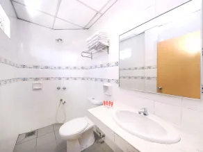 Super OYO 447 Comfort Hotel Meru - Badeværelse