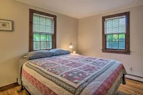 South Yarmouth Cottage ~ Half Mi to Beaches! - Chambre