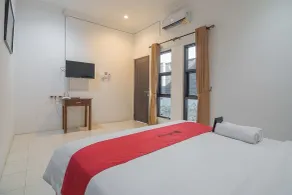 RedDoorz near Jatinangor Town Square - Zimmer