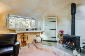 < 6 Mi to Arlington: 'whimsical Stone Abode!' - Innvendig