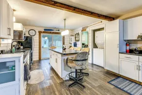 1 Mi to Lake Arbutus: Pet-friendly Home w/ Games - Interni