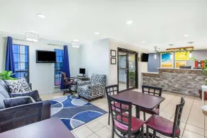 Days Inn & Suites by Wyndham Braunig Lake - Lobby