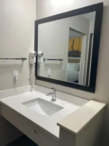Days Inn by Wyndham Phoenix West - Bathroom