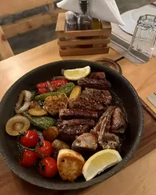 Bujtina Ajazi - Restaurant