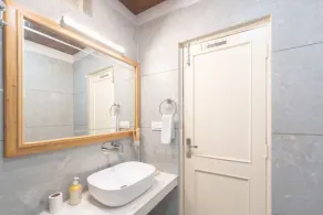 SNOW PEAK RETREAT & COTTAGES - MANALI (Centrally Heated) - Badeværelse