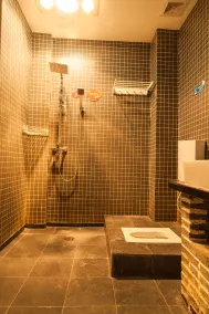 ShangriLa Free Life Youth Hostel - Bathroom