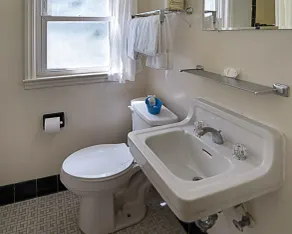 Econo Lodge - Bathroom