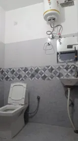 Leela Palace - Bathroom