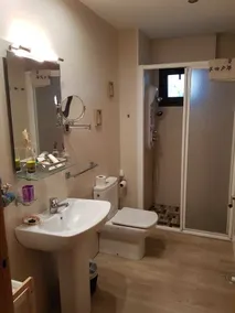 Casa Ferran, amplias habitaciones y apartamentos de montaña - Badezimmer