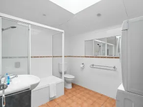 Central Brunswick Apartment Hotel - Badrum