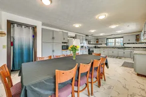 Bonnieville Farmhouse on 69 Acres w/ Porch! - Interiør