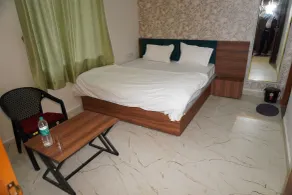 Hotel JR Palace- Near Toran Dwar and free Parking - Zimmer