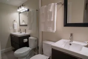 Lincoln Park Suites Operated by Roscoe Village Guesthouse - Bathroom