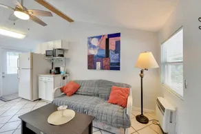 1 Mi to Nokomis Beach: Quiet Getaway w/ Fire Pit - Parte interna