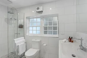 Lythgo's Row Colonial Cottages - Bathroom