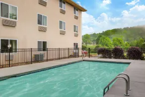 Super 8 by Wyndham Chattanooga Lookout Mountain TN - Piscina