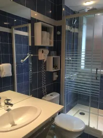 Logis Hôtel Restaurant LE MONARQUE 30 Parking Vélos Sécurisé - Salle de bain
