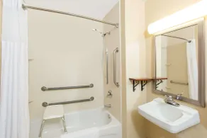 Super 8 by Wyndham Fairmont - Badezimmer