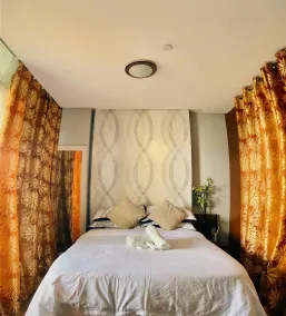 Spacious 1 BR Unit in AppleOne Ayala - Room