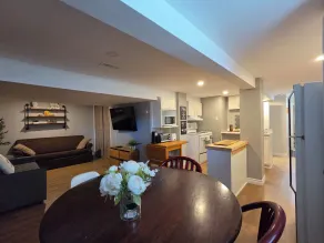 Peaceful Oasis Private Basement Suite With Queen Bed & Full Kitchen - Vardagsrum