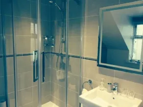 2 Therocklands - Bathroom