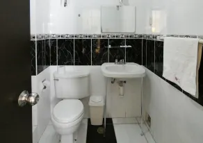 Hotel Plaza - Bathroom
