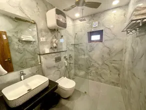 Lime Tree Hotel & One Bed Room Serviced Apartment Nearby Noida Sector 50 Metro & Medanta Hospital with Party Venue - Bathroom