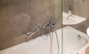 Drake Longchamp - Bathroom