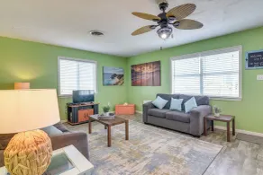 Walk to Gulf: Surfside Beach Home w/ Deck - Interiør