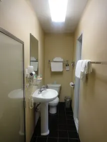 Rodeway Inn MacArthur Airport - Bathroom