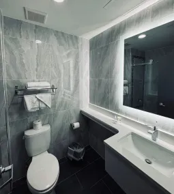 Capital Hotel Long Island City - Bathroom