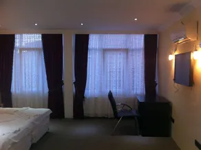 TJ's Hotel - Room