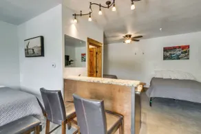 Central Lava Hot Springs Studio w/ Deck & Views! - Intérieur