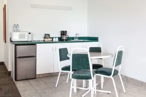 Super 8 by Wyndham Morden - Habitación