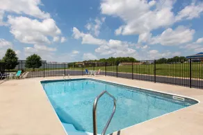 La Quinta by Wyndham Blue Springs - Basseng