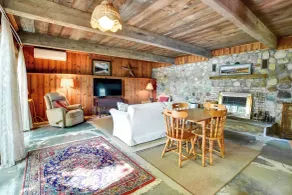 Cozy Cohocton Cottage w/ Private Beach & Deck! - Innvendig