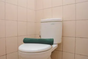 Cozy Stay And Homey Studio At Tifolia Apartment - Baño