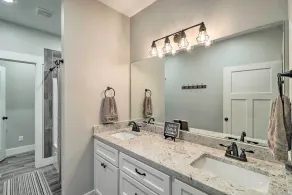 All-encompassing Lakehouse w/ Modern Accents! - Innvendig