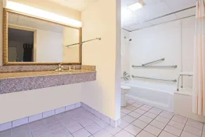Days Inn by Wyndham N.W. Medical Center - Room