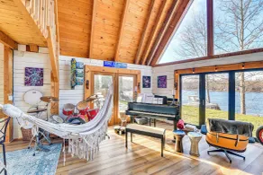 Riverfront A-frame Cabin in Troy w/ Pool & Dock! - Interiör