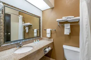 Quality Inn & Suites Jefferson City - Salle de bain